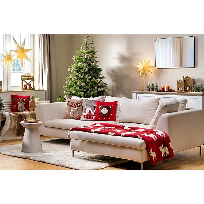 Dekokissen 3D - 40 x 40 cm, Rot/Braun - Gemütliches beiges Sofa mit Weihnachtskissen und roter Rentierdecke in einem festlichen Wohnzimmer.