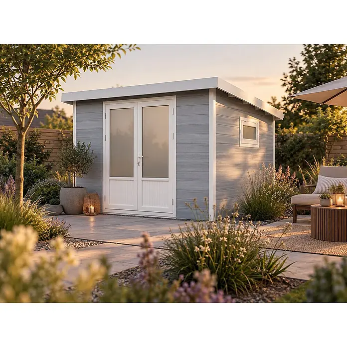 WPC Gartenhaus  Ligno White 8,4 m² -  - Modernes graues Gartenhaus mit weißen Doppeltüren und kleinem Fenster, in einem hübschen Garten mit Terrassenmöbeln.