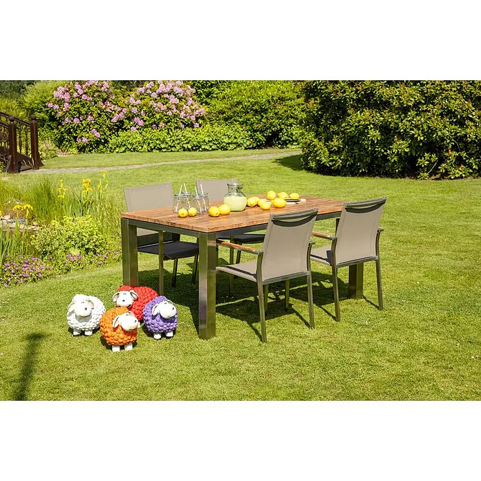 Teak Edelstahl Gartenstuhl stapelbar Outdoorstuhl modern edel wetterfest -  - Garten-Essgruppe: Holztisch mit Metallrahmen, beige Stühle.