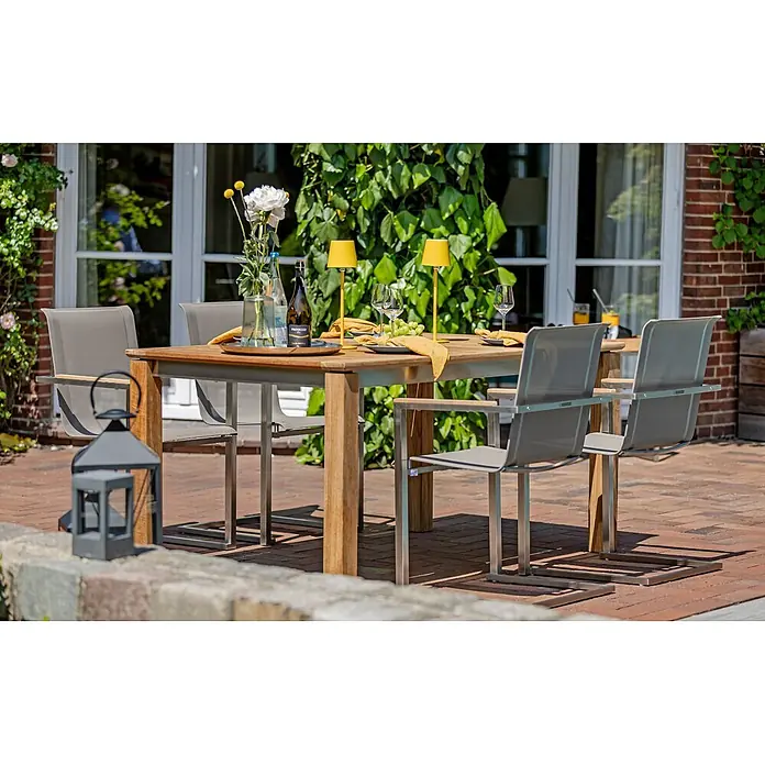 Gartentisch Teakholz Edelstahl 165 x 90 cm edel für Garten Terrasse -  - Outdoor-Essgruppe mit Holztisch, grauen Stoffstühlen mit Metallgestellen, auf sonniger Terrasse für eine Mahlzeit arrangiert.