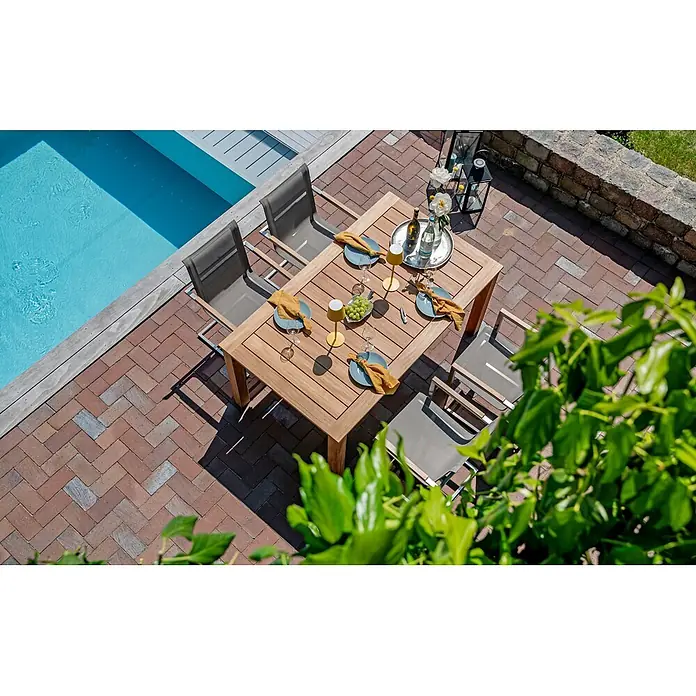 Gartentisch Teakholz Edelstahl 165 x 90 cm edel für Garten Terrasse -  - Hölzerner Gartentisch mit grauen Stühlen auf einer Ziegelterrasse am Pool, gedeckt für eine Mahlzeit.