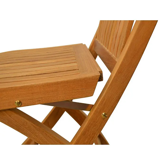 Teak Klappstuhl Brighton mit Armlehnen Massivholz perfekte Verarbeitung -  - Brauner Klappstuhl aus Holz mit Lattenrostsitz und -lehne, der seinen Klappmechanismus hervorhebt.