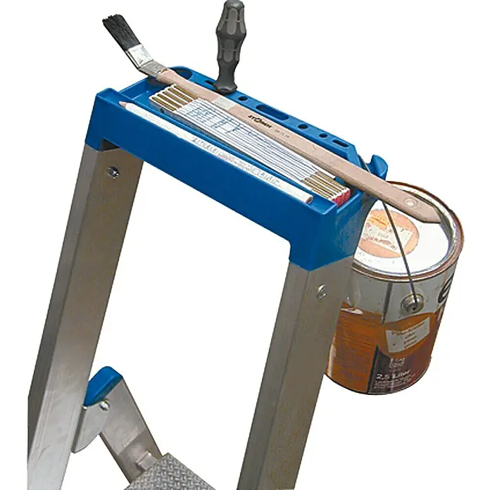 Krause Stehleiter - Arbeitshöhe: 3,4 m, Anzahl Tritte: 6 Stk., Belastbarkeit: 150 kg, Aluminium - Detailansicht einer Leiter mit Werkzeugen und Farbdose. Ideal für Malerarbeiten.