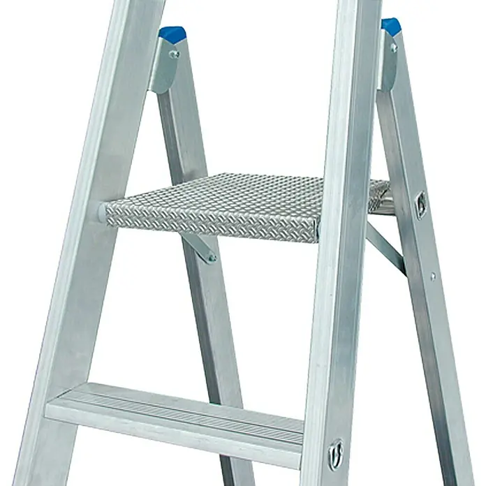 Krause Stehleiter - Arbeitshöhe: 3,4 m, Anzahl Tritte: 6 Stk., Belastbarkeit: 150 kg, Aluminium - Detailansicht einer silbernen Trittleiter mit rutschfester Stufe und blauen Akzenten, ideal für sichere Arbeiten in der Höhe.
