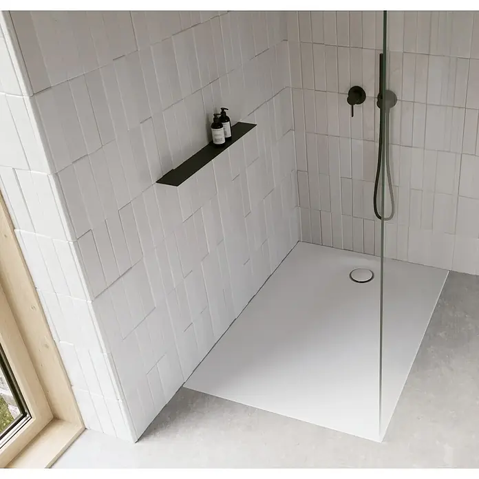 BetteUltra Space Rechteck-Duschwanne, 1600x1000x25mm, 4053-000 -  - Weiße, minimalistische Duschwanne in einer modernen Duschkabine mit weißen Fliesen, schwarzen Armaturen und Glasabtrennung.
