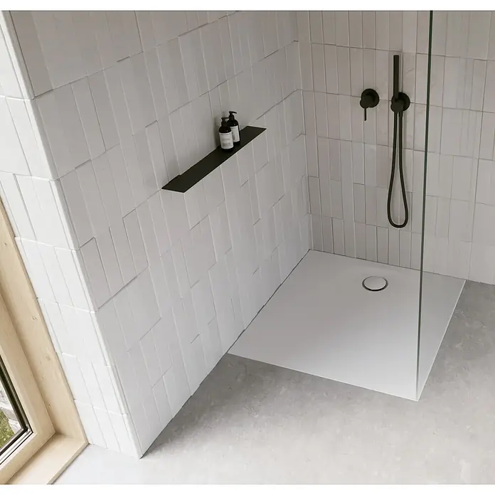 BetteUltra Space Rechteck-Duschwanne, 900x800x15mm, 4009-000 -  - Moderne Dusche mit weißen rechteckigen strukturierten Fliesen, weißer Duschwanne und schwarzen Armaturen.
