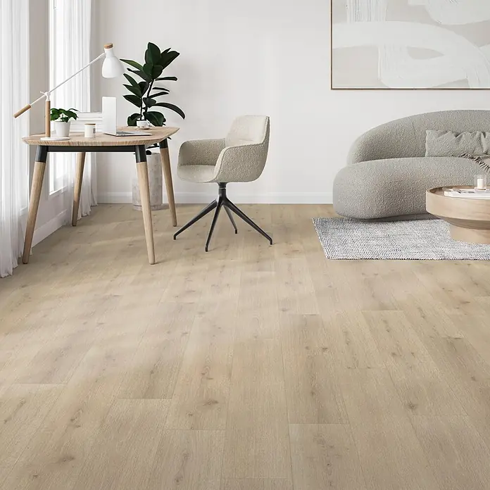 Parador Designboden Modular ONE - Eiche Canyon, Landhausdiele, 1.285 x 194 x 8 mm - Heller Holzplankeboden in einem modernen Wohn- und Arbeitsbereich, unter Schreibtisch und Sofa.