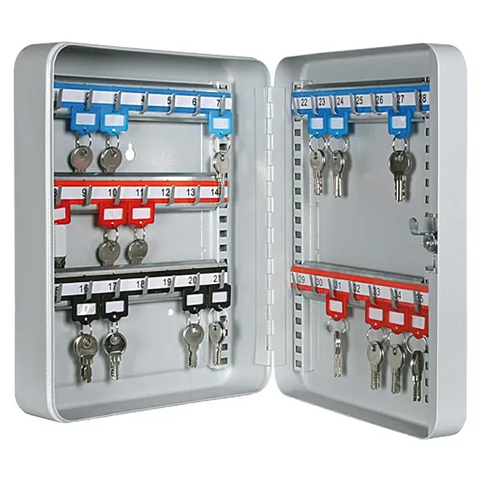 Stabilit Schlüsselkasten - Anzahl Haken: 35 Stk., 75 x 230 x 320 mm - Ein grauer Schlüsselschrank mit nummerierten Haken und Schlüsseln, sowohl an der Innenseite der Tür als auch im Inneren des Schranks.
