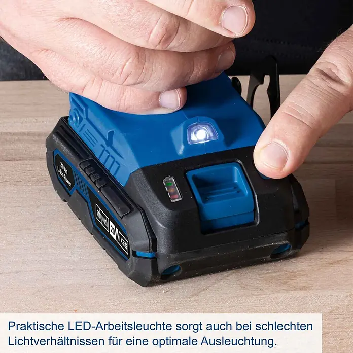 Scheppach IXES 20V Akku-Bohrschrauber-Set C-DTB74/1-X - 20 V, 1 Akku, 2 Ah, 50 Nm, 74-tlg. Zubehör-Set - Eine Hand hält einen blauen und schwarzen Akku mit integrierter LED-Leuchte und sichtbarer Ladeanzeige.