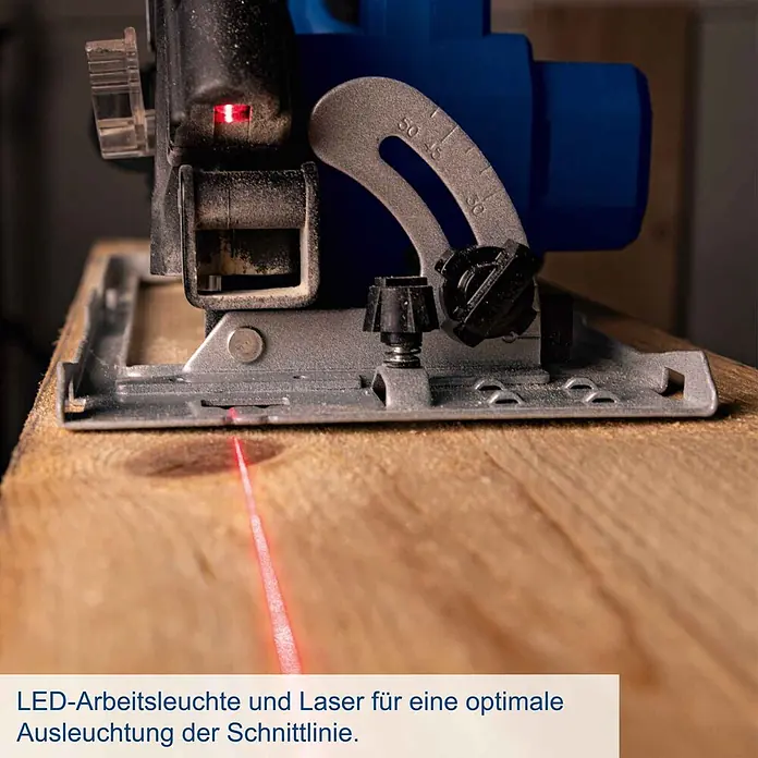 Scheppach IXES 20V Akku-Handkreissäge C-HCS165-X - 20 V, Durchmesser Sägeblatt: 165 mm - Nahaufnahme einer blauen und schwarzen Kreissäge auf einem Holzbrett, mit roter LED-Arbeitsleuchte und Laserlinie für die Schnittführung.
