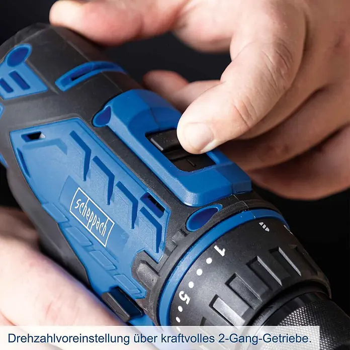 Scheppach IXES 20V Akku-Bohrschrauber-Set C-DTB74/1-X - 20 V, 1 Akku, 2 Ah, 50 Nm, 74-tlg. Zubehör-Set - Blaue Akkubohrmaschine mit schwarzem Griffstück, eine Hand verstellt den 2-Gang-Schalter für die Drehzahlvoreinstellung.