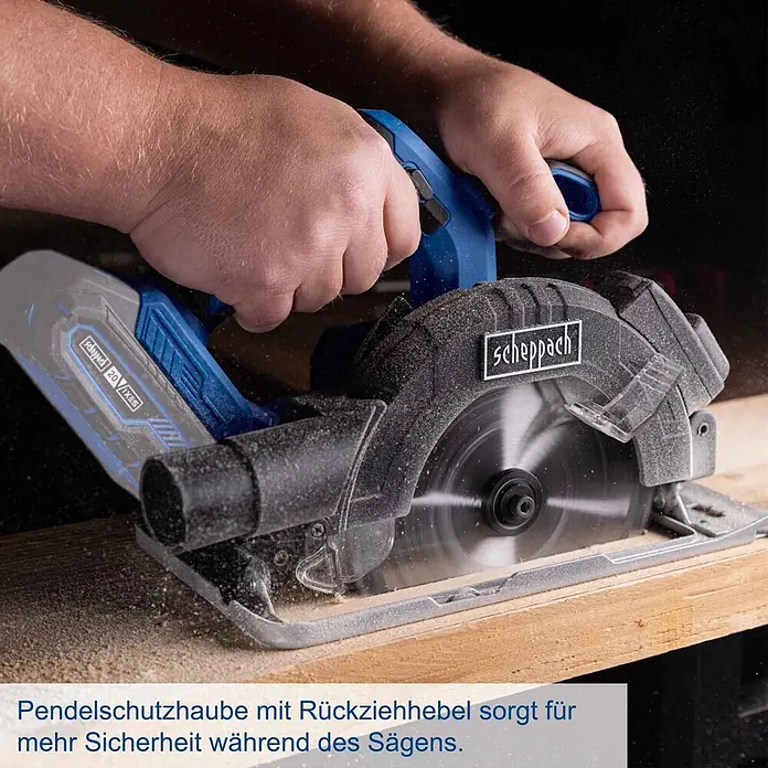 Scheppach IXES 20V Akku-Handkreissäge C-HCS165-X - 20 V, Durchmesser Sägeblatt: 165 mm - Eine Person benutzt eine blau-graue Scheppach Handkreissäge, um ein Holzbrett zu sägen, wobei Sägespäne entstehen.