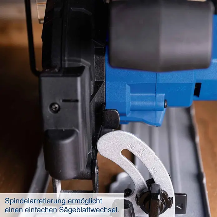Scheppach IXES 20V Akku-Handkreissäge C-HCS165-X - 20 V, Durchmesser Sägeblatt: 165 mm - Nahaufnahme einer blau-schwarzen Säge mit silbernem Winkelführer und schwarzer Spindelarretierung zum Sägeblattwechsel.