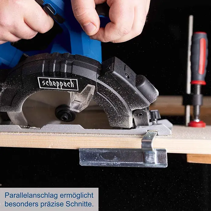 Scheppach IXES 20V Akku-Handkreissäge C-HCS165-X - 20 V, Durchmesser Sägeblatt: 165 mm - Blaue Scheppach Handkreissäge mit Parallelanschlag schneidet präzise ein Holzbrett.