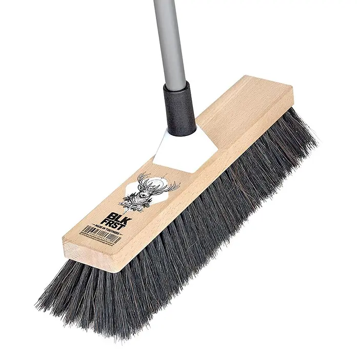 Peggy Perfect Zimmerbesen BLK FRST - Grau - Hölzerner Besenkopf mit schwarzen Borsten und grauem Stiel.
