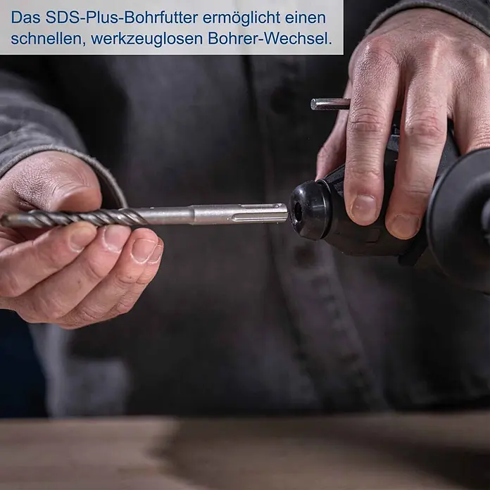 Scheppach IXES 20V Akku-Kombihammer - 20 V, Ohne Akku, 2,8 J - Hände setzen einen SDS-Plus-Bohrer werkzeuglos in ein Schlagbohrfutter ein.