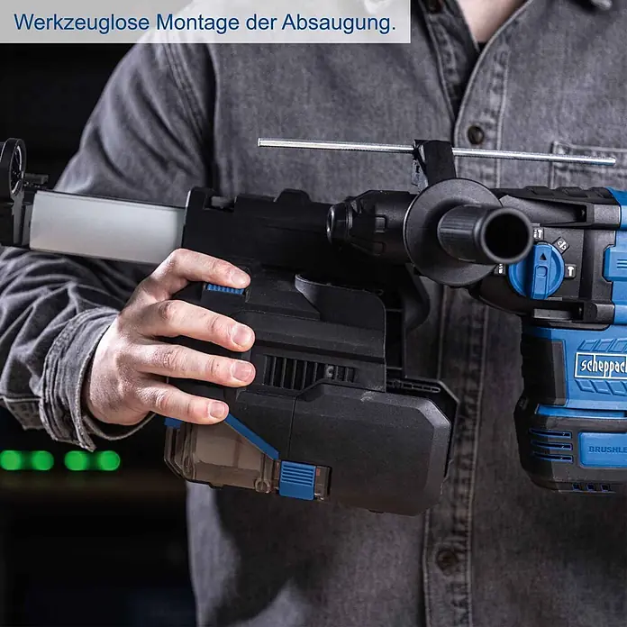 Scheppach IXES 20V Akku-Kombihammer - 20 V, Ohne Akku, 2,8 J - Eine Person hält einen blau-schwarzen Bohrhammer mit montierter Staubabsaugung.