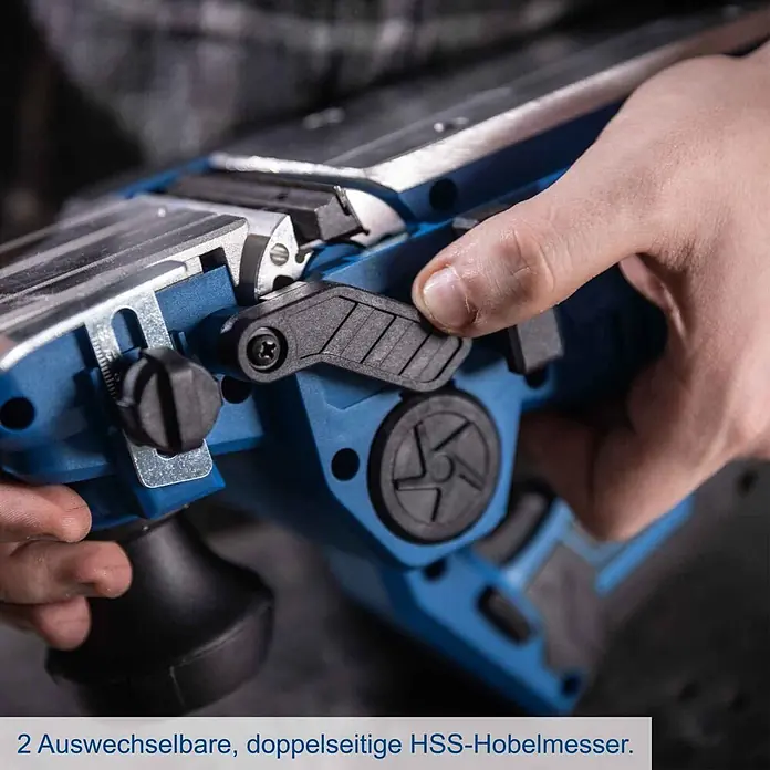 Scheppach IXES 20V Akku-Hobel BC-PLM82-X - 20 V, Ohne Akku, Hobeltiefe: 0 mm - 2 mm, Leerlaufdrehzahl: 15.000 U/min - Hände justieren einen blauen Elektrohobel mit austauschbaren, doppelseitigen HSS-Hobelmessern.