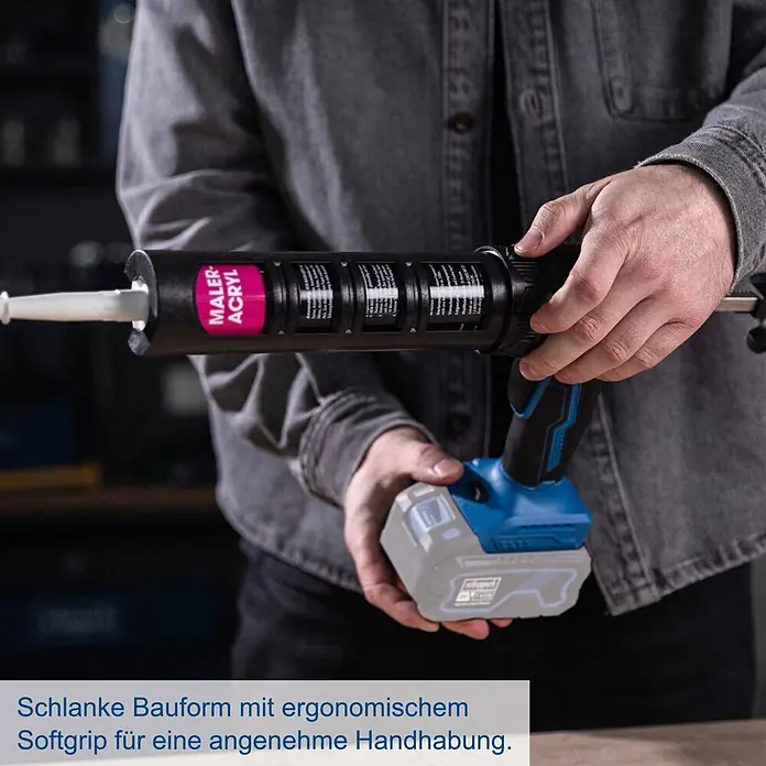 Scheppach IXES 20V Akku-Kartuschenpresse C-SEG310-X - 20 V, Ohne Akku - Person hält eine schwarze und blaue Akkupistole für Dichtmasse mit einer Maler-Acryl-Kartusche, Betonung der schlanken Form und des ergonomischen Griffs.