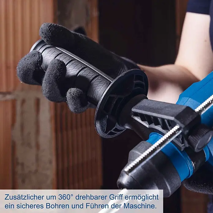 Scheppach IXES 20V Akku-Bohrhammer BC-RHD230-X - 20 V, 2,2 J, Bohrfutter/Werkzeugaufnahme Elektromaschine: SDS-Plus-Aufnahme, Max. Schlagzahl: 5.500 /min - Hand in schwarzem Handschuh greift den schwarzen, um 360° drehbaren Zusatzgriff eines blauen Bohrers für sicheres Arbeiten.