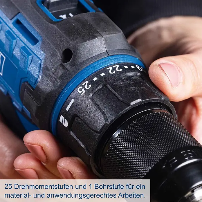 Scheppach IXES 20V Akku-Bohrschrauber C-DD45-X - 20 V, Ohne Akku, 45 Nm - Nahaufnahme eines blau-schwarzen Akkuschraubers, von einer Hand gehalten, zeigt den Drehmomentring mit bis zu 25 Stufen und Bohrmodus.