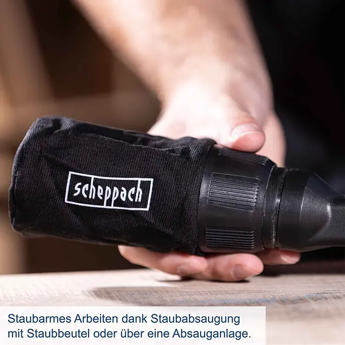 Scheppach IXES 20V Akku-Bohrschrauber BC-DD60-X - 20 V, Ohne Akku, 60 Nm - Eine Hand hält eine schwarze Scheppach Staubsaugtasche, die an einem Werkzeuganschluss befestigt ist.