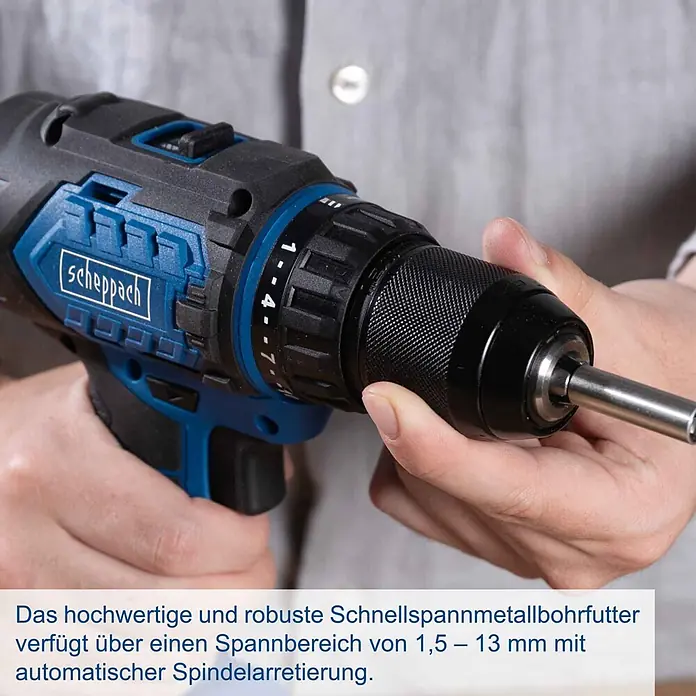 Scheppach IXES 20V Akku-Bohrschrauber BC-DD60-X - 20 V, Ohne Akku, 60 Nm - Hände halten einen blau-schwarzen Akku-Bohrschrauber und setzen einen Bohrer in das Schnellspann-Metallbohrfutter ein.