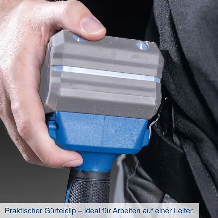 Scheppach IXES 20V Akku-Bohrschrauber C-DD45-X - 20 V, Ohne Akku, 45 Nm - Hand hält Werkzeug mit grau-blauem Gürtelclip an Hose befestigt. Ideal für Arbeiten auf einer Leiter.