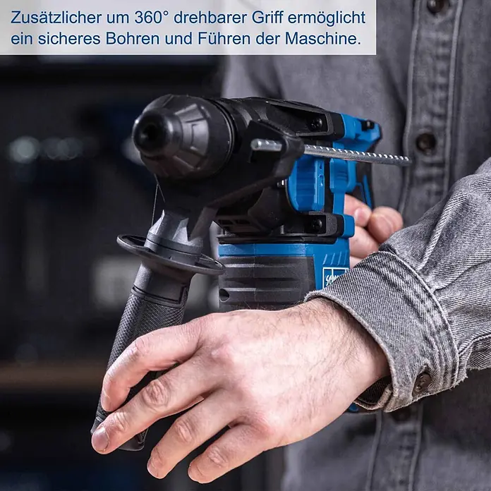 Scheppach IXES 20V Akku-Kombihammer - 20 V, Ohne Akku, 2,8 J - Person hält einen blau-schwarzen Bohrhammer mit 360° drehbarem Griff für sicheres Bohren und Führen.