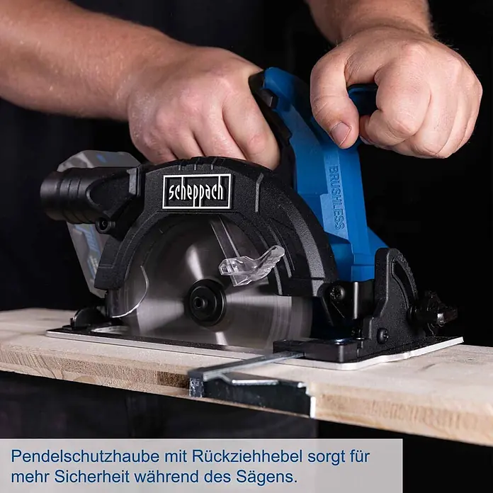 Scheppach IXES 20V Akku-Handkreissäge BC-HCS165-X - 20 V, Durchmesser Sägeblatt: 165 mm - Blaue und schwarze Scheppach Brushless Handkreissäge beim Sägen von Holz. Pendelschutzhaube bietet Sicherheit.