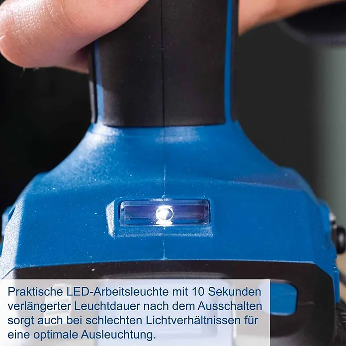 Scheppach IXES 20V Akku-Bohrschrauber C-DD45-X - 20 V, Ohne Akku, 45 Nm - Nahaufnahme eines blauen Akku-Werkzeugs mit eingeschalteter LED-Arbeitsleuchte, ein Griff wird von einer Hand gehalten.