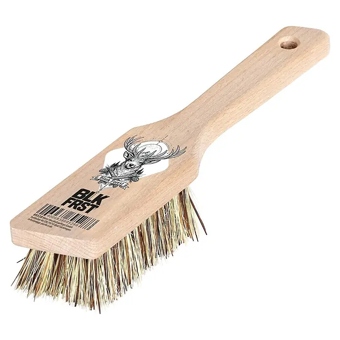Peggy Perfect Eckenbürste BLK FRST - Material Borsten: Naturfaser - Helle Holz-Handbürste mit Naturborsten, bedruckt mit einem Schwarzwald-Hirschlogo und 'BLK FRST'.