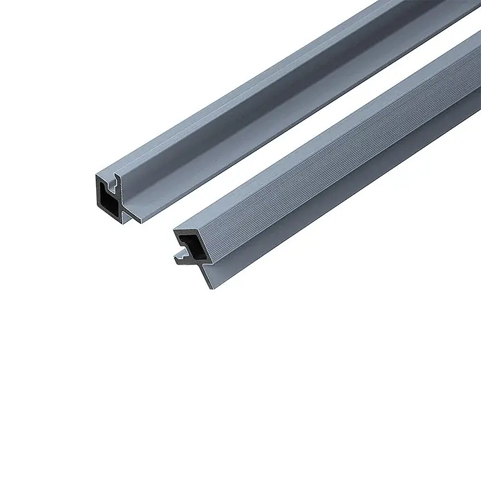 Home Deluxe Eckprofil SANO Hellgrau 4 -  - Zwei graue Aluminiumprofile mit Kanälen, eines mit Oberflächenrillen.