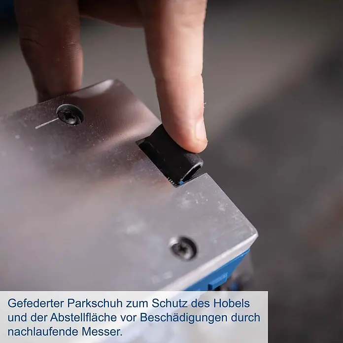 Scheppach IXES 20V Akku-Hobel BC-PLM82-X - 20 V, Ohne Akku, Hobeltiefe: 0 mm - 2 mm, Leerlaufdrehzahl: 15.000 U/min - Finger drückt schwarzen, gefederten Parkschuh auf Hobelboden, schützt Flächen vor Messern.
