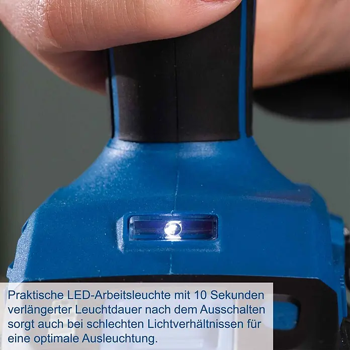 Scheppach IXES 20V Akku-Bohrschrauber BC-DD60-X - 20 V, Ohne Akku, 60 Nm - Nahaufnahme einer Hand, die ein blaues Elektrowerkzeug mit schwarzem Griff hält, das eine helle, beleuchtete LED-Arbeitsleuchte zeigt.