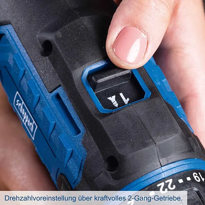 Scheppach IXES 20V Akku-Bohrschrauber C-DD45-X - 20 V, Ohne Akku, 45 Nm - Nahaufnahme einer Hand, die den Gangwahlschalter des blau-schwarzen Bohrschraubers mit Drehzahleinstellungen drückt.