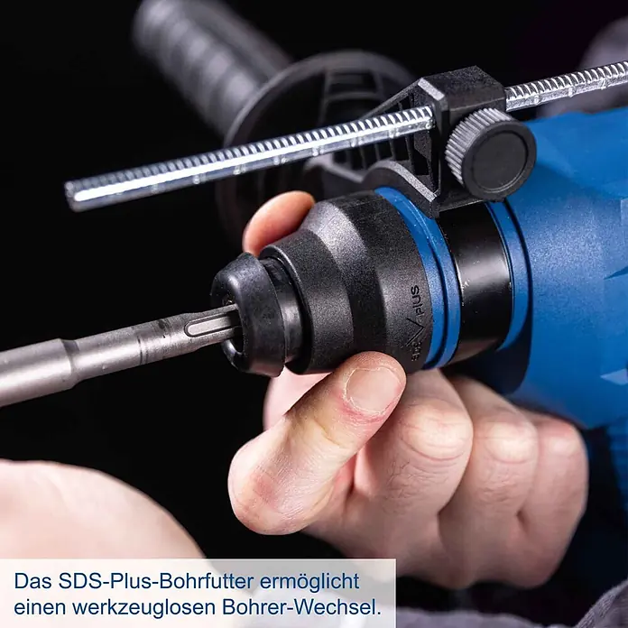 Scheppach IXES 20V Akku-Bohrhammer BC-RHD230-X - 20 V, 2,2 J, Bohrfutter/Werkzeugaufnahme Elektromaschine: SDS-Plus-Aufnahme, Max. Schlagzahl: 5.500 /min - Nahaufnahme eines blauen SDS-Plus Bohrhammers mit Tiefenanschlag; eine Hand wechselt werkzeuglos den Bohrer im Futter.
