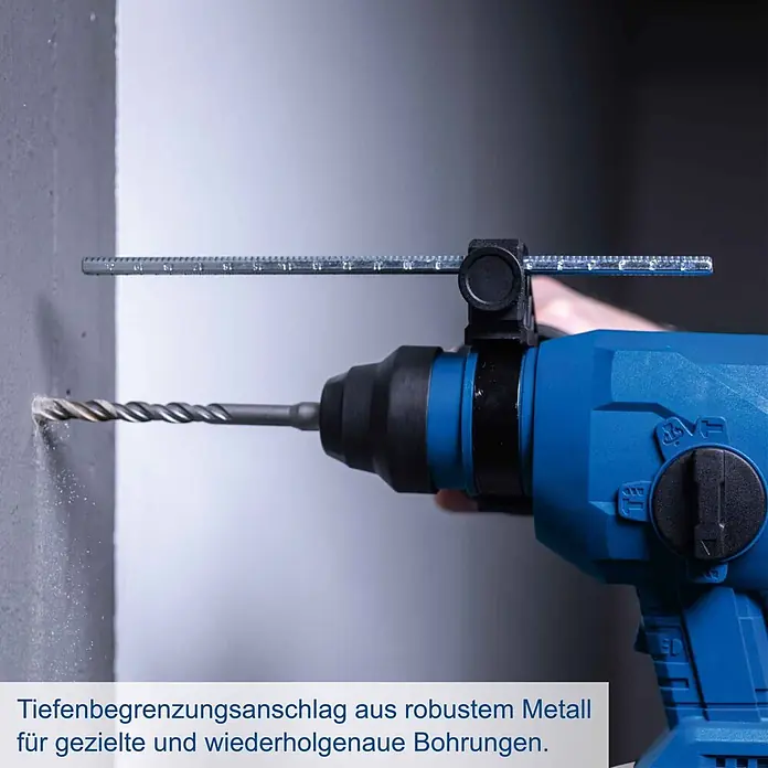 Scheppach IXES 20V Akku-Bohrhammer BC-RHD230-X - 20 V, 2,2 J, Bohrfutter/Werkzeugaufnahme Elektromaschine: SDS-Plus-Aufnahme, Max. Schlagzahl: 5.500 /min - Ein blauer Bohrhammer mit robustem Tiefenanschlag aus Metall bohrt präzise in eine Wand für gezielte und wiederholgenaue Bohrungen.