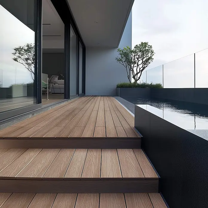 Home Deluxe WPC Terrassendielen SAMANA PREMIUM Teak 2m² -  - Hellbraune Holzoptik-Verbundterrasse bildet Außentreppen und eine Terrasse, die einen modernen Poolbereich ergänzt.
