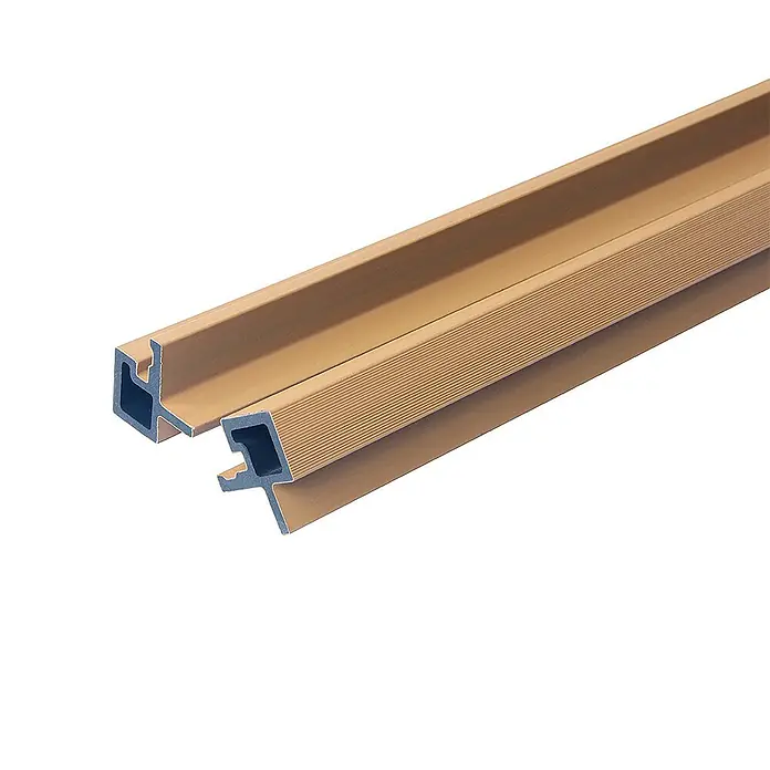 Home Deluxe Eckprofil SANO Teak 4 -  - Zwei lange, gerippte, hellbraune Verbundprofile mit dunklen Innenkanälen, schräg von der Seite.