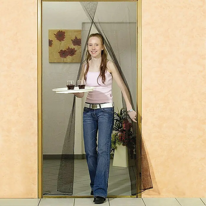 Easy Life Insektenschutzvorhang - B x H: 110 x 210 cm, Anthrazit, Montage Insektengitter: Ankletten - Frau geht durch magnetischen Fliegenvorhang, der Insekten fernhält. Praktischer Schutz für entspannte, insektenfreie Momente im Haus.
