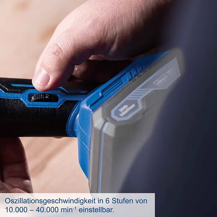 Scheppach IXES 20V Akku-Multifunktionswerkzeug C-MT40-X - 20 V - Hand verstellt das Geschwindigkeitsrad eines schwarz-blauen Scheppach Elektrowerkzeugs, zeigt Stufen und 20Ah Li-Ion Akku.