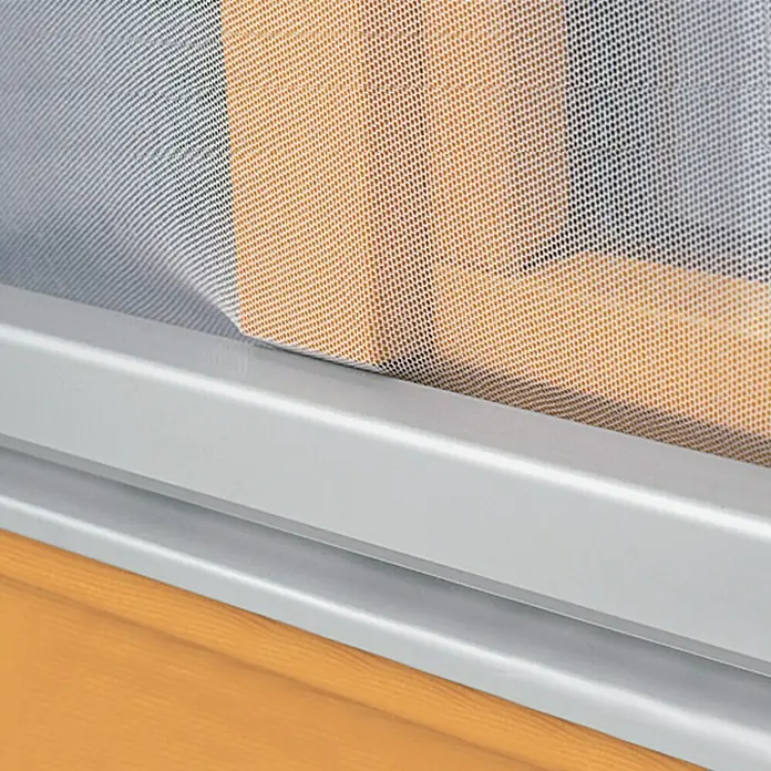 Easy Life Elastic Insektenschutzgitter - B x H: 130 x 150 cm, Anthrazit, Montage Insektengitter: Ankletten - Nahaufnahme eines Insektenschutzgitters an einem Fenster, das Schutz vor Insekten bietet und gleichzeitig die Luftzirkulation ermöglicht.