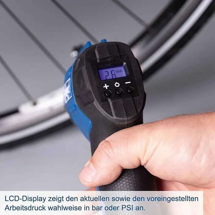 Scheppach IXES 20V Akku-Luftpumpe C-AC20-X - Max. Druck: 7 bar - Blauer und schwarzer digitaler Hand-Luftkompressor mit LCD-Anzeige "2.8 BAR" und Bedientasten, von einer Hand gehalten.