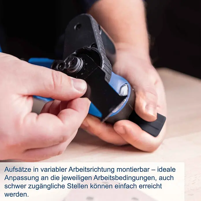 Scheppach IXES 20V Akku-Multifunktionswerkzeug C-MT40-X - 20 V - Hände montieren ein schwarzes Sägeblatt an ein blau-schwarzes Oszillierwerkzeug.