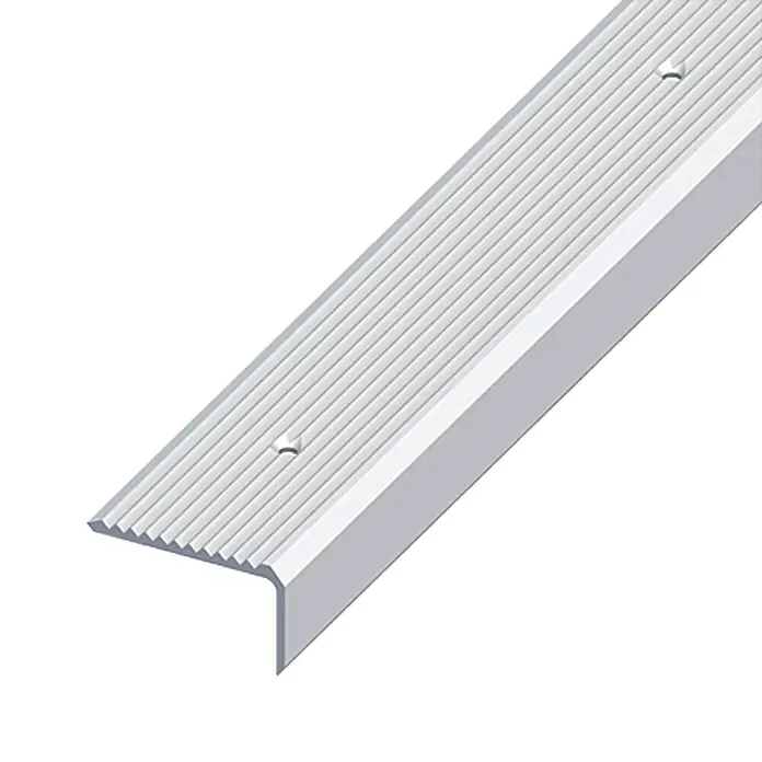 Kantoflex Treppenprofil1.000 x 41 x 23 mm, Silber, Aluminium, Eloxiert - Nahaufnahme eines silbernen Treppenkantenprofils aus Aluminium mit Rillenoberfläche und Befestigungslöchern.