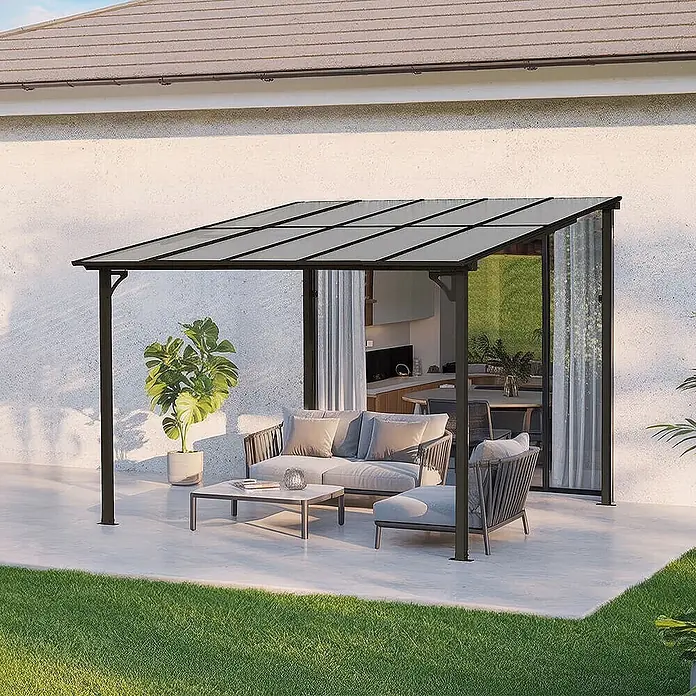 Home Deluxe Terrassenüberdachung ECO Anthrazit 300 x 300 cm -  - Moderne Terrassenüberdachung mit dunklem Metallrahmen und transparentem Dach, an ein Haus angebaut über einer Lounge.