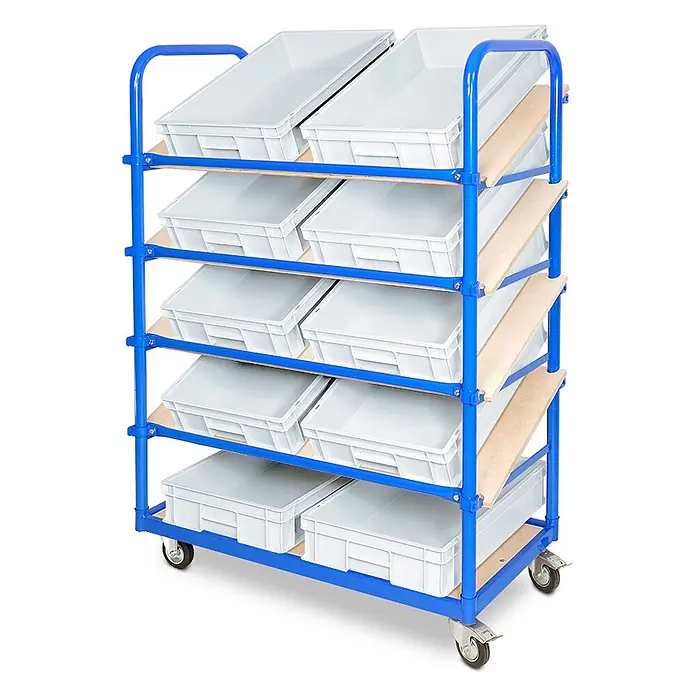 BRB Schrägboden-Regalwagen BxTxH 1050x500x1450 mm, mit 5 Ebenen, 2 Lenk-/2 Bockrollen, bestückt mit 10 Euroboxen BxTxH 600x400x120 mm - weiß - Blauer mobiler Rollwagen mit fünf schrägen Holzablagen, die je zwei weiße Kunststoffbehälter zur organisierten Lagerung halten.