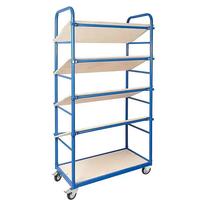 BRB Schrägboden-Regalwagen mit 5 Ebenen, bestückt mit 10 Euroboxen 600x400x220 mm rot -  - Blauer Metallwagen mit fünf Ebenen, schrägen Holzablagen und einem flachen Bodenregal auf Rollen.