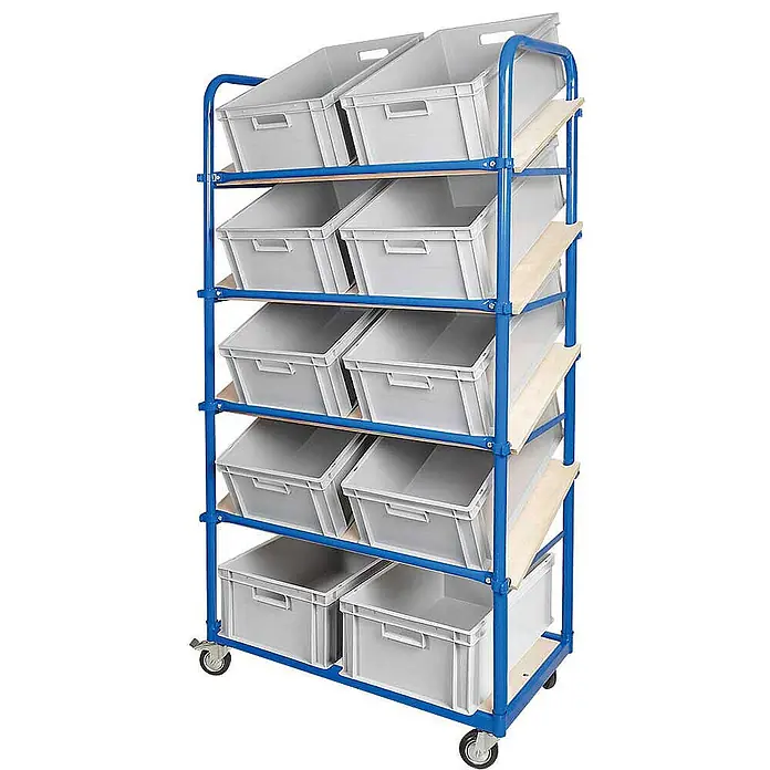 BRB Schrägboden-Regalwagen mit 5 Ebenen, 4 Lenkrollen, bestückt mit 10 Euroboxen 600x400x220 mm grau -  - Blaues Metallregal auf Rollen mit 5 Ebenen schräger grauer Kunststoffbehälter auf Holzregalböden.